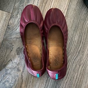 Well loved tieks with plenty of life left. Size 5